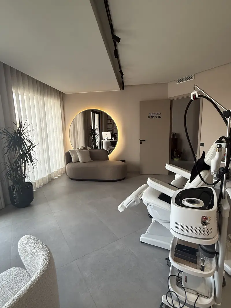 Bureau du médecin et espace de soins – cabinet SKINCODE, Casablanca