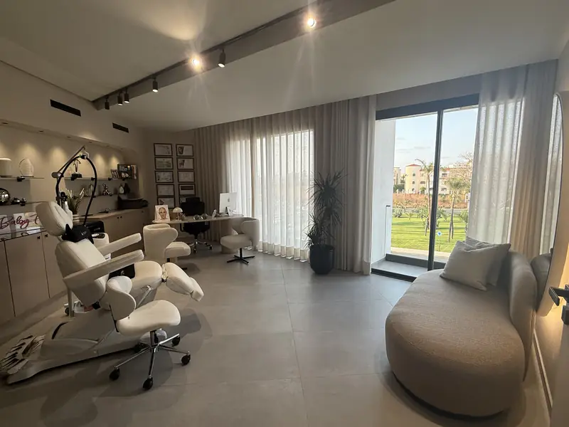 Bureau du médecin au cabinet de médecine esthétique SKINCODE à Casablanca