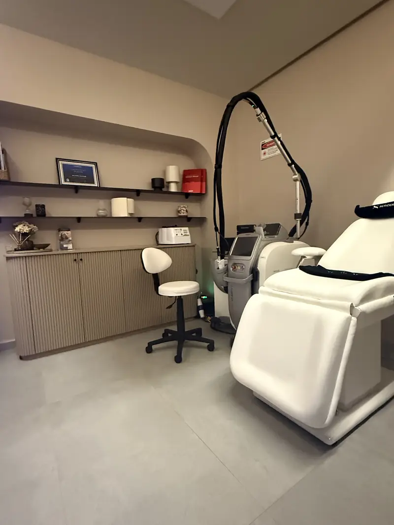 Salle laser du cabinet SKINCODE équipée du laser Clarity II de Lutronic
